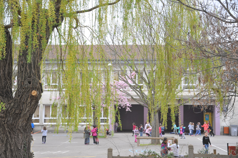 Façade et cour de récréation de l'école Alsace Lorraine