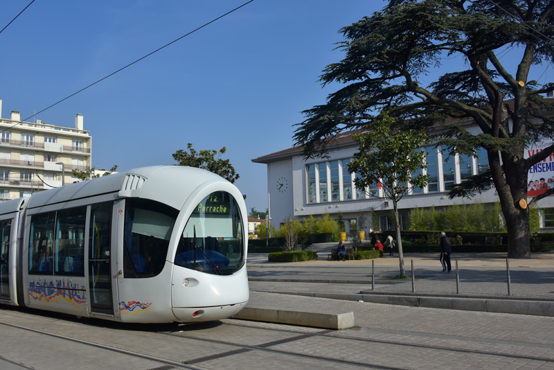 Tramway devant l'hôtel de Ville