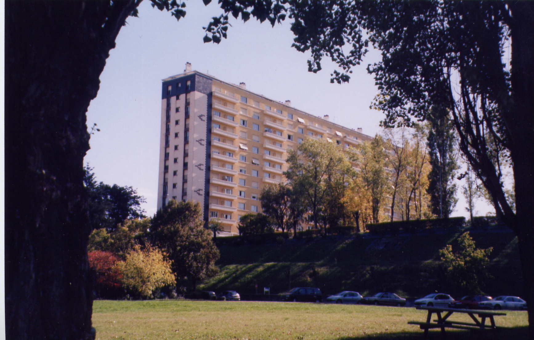 L'un des immeubles d'habitation de la caserne Raby