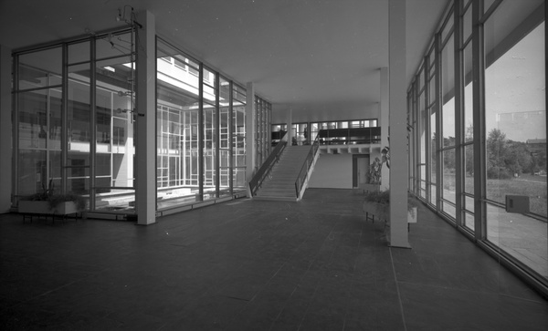 Photographie d'un couloir large et dégagé avec des verrières et un escalier au fond dans l'Hôpital neurologique en 1968.