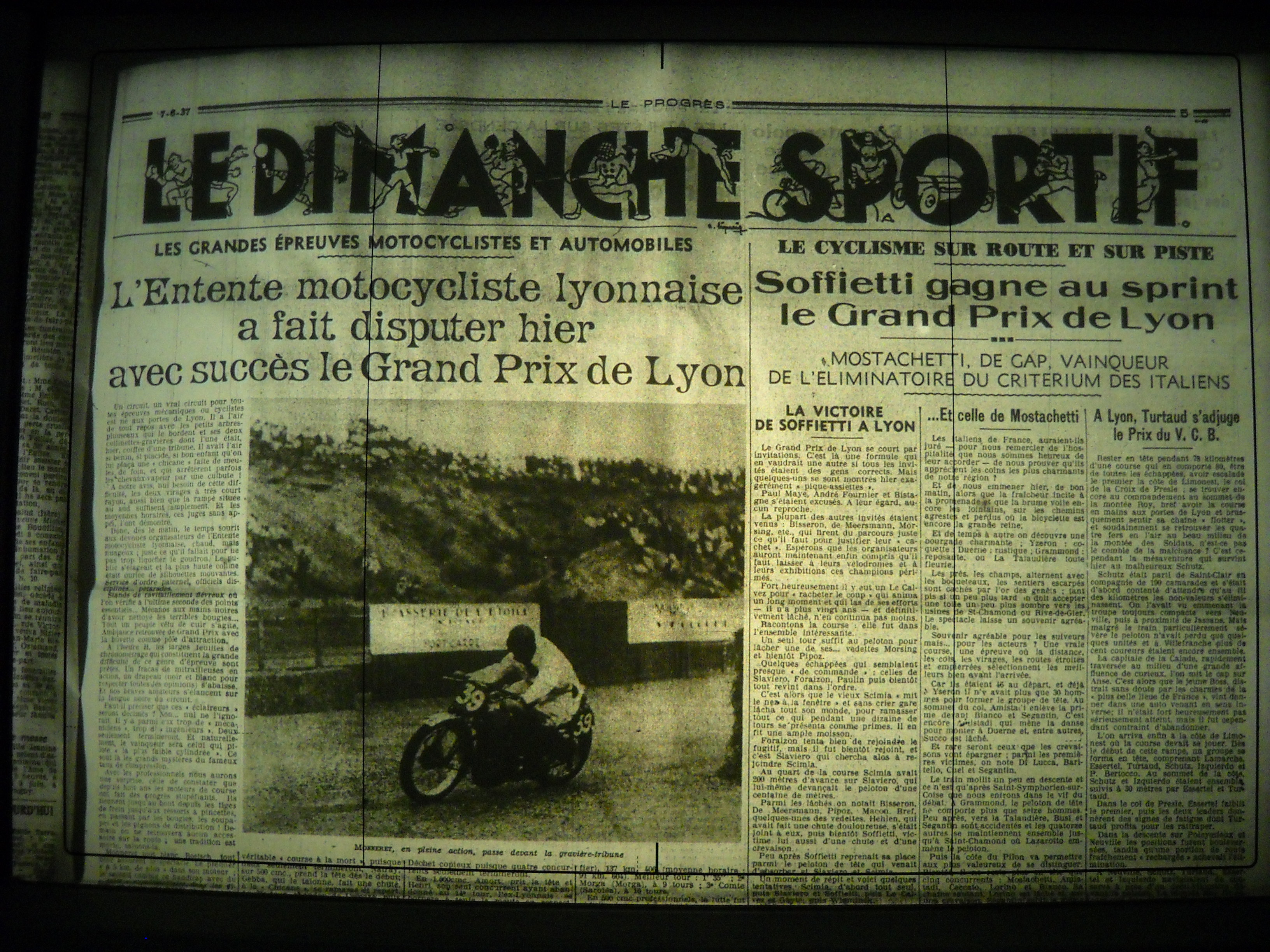 Course de motos du Grand Prix de Lyon sur le boulevard Laurent-Bonnevay à Bron. Extrait du journal Le Progrès, 7 juin 1937