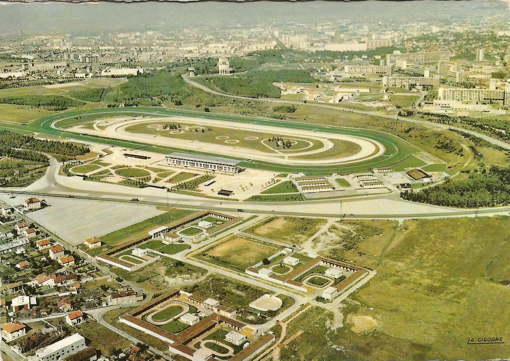 Vue aérienne de l’hippodrome de Parilly en 1970