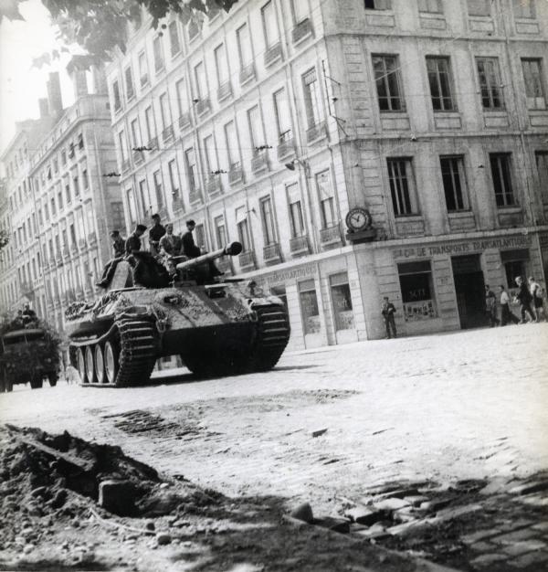 Photographie d'un défilé de chars à Lyon le 3 septembre 1944, jour de la Libération