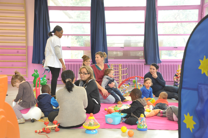 Des enfants jouants à la garderie