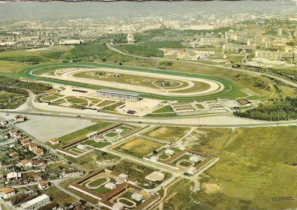 Vue aérienne de l'hippodrome, en 1970