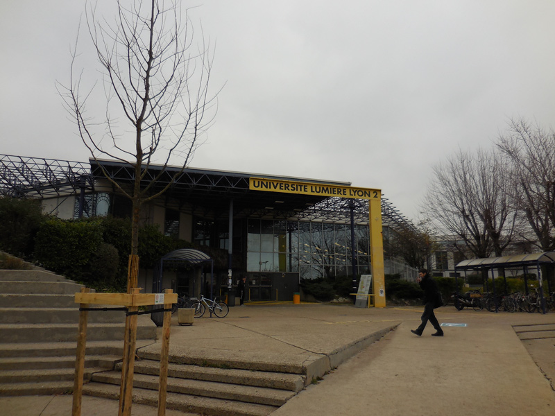 Le parvis et l'entrée de l'université