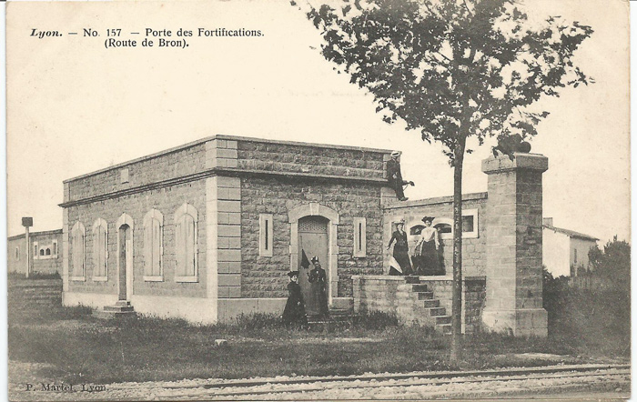 La porte de Bron à La Boutasse vers 1900-1910
