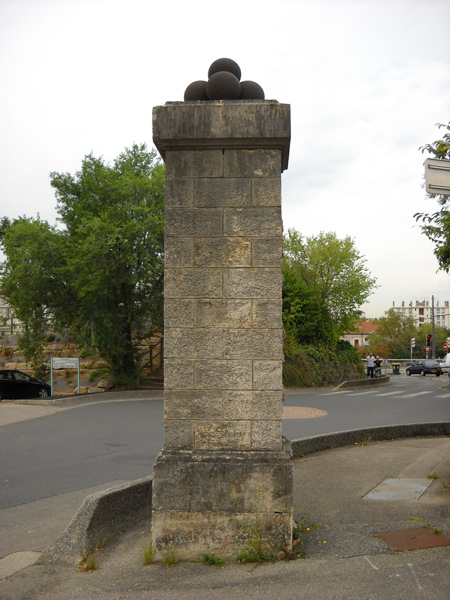 Pilier de la porte de l'enceinte de la rive gauche, à Villeurbanne