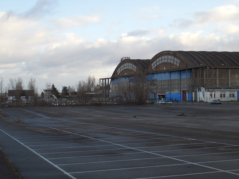 Les hangars de l'aéroport de Bron