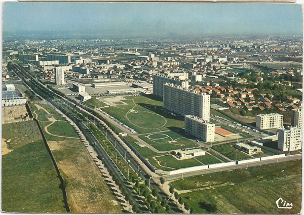 Vue aérienne de la caserne Raby, en 1965