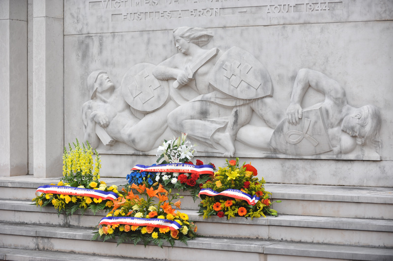 Monuments aux morts de 1944 à Bron décoré de gerbes