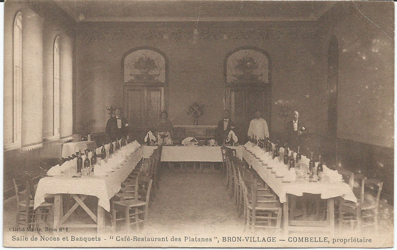 La salle de banquets du café des Platanes au village vers 1900-1910