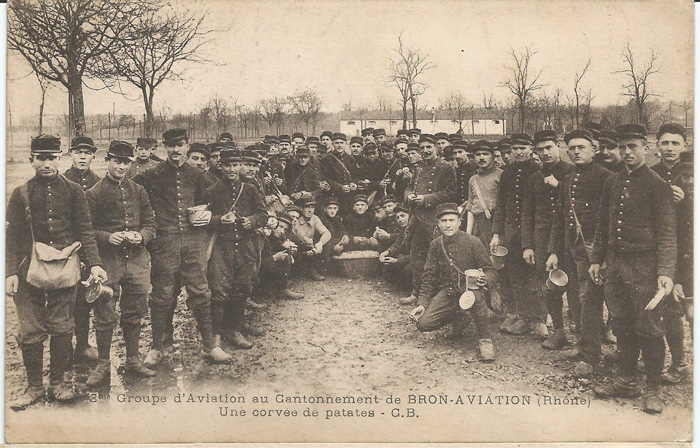 Corvée de patates pour des Poilus du 2e Groupe d'Aviation de Bron, en 1917