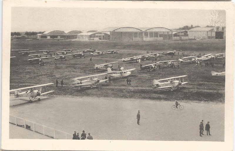 Les hangars de la base aérienne lors d'une escale du tour de France des avions de tourisme