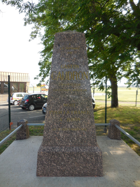 Le monument à Gaston Caudron, vue rapprochée