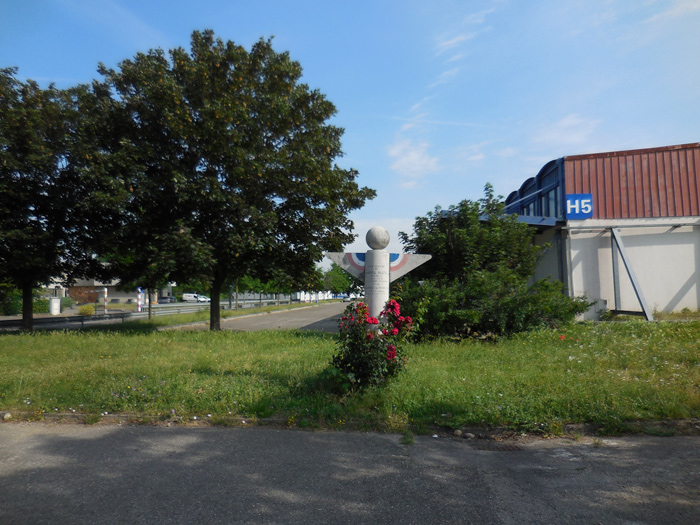 Le monument à Maryse Bastié