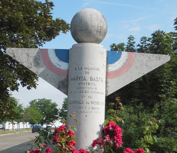 Vue rapprochée sur le monument à Maryse Bastié