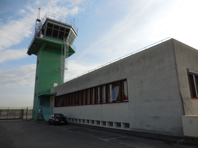 La tour de contrôle de l'aéroport, construite en 1969