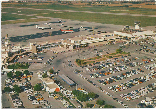 Vue aérienne de l'aéroport de Bron, en 1970-1975
