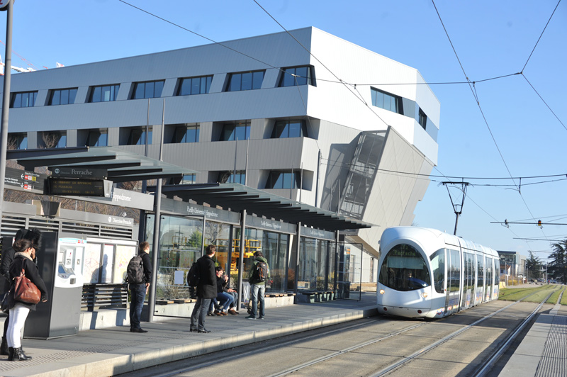 Bâtiment de l'ICOM vu de l'arrêt de tramway