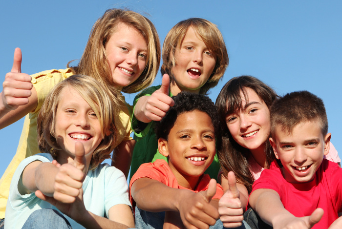 Groupe d'enfants le pouce en l'air