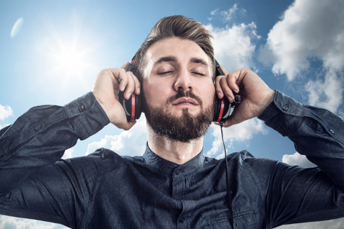 Homme avec un casque sur les oreilles