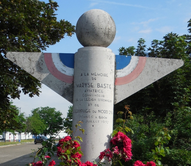 6 Juillet 1952 : Maryse Bastié : une étoile s’éteint à Bron . 8-5-2%20-%20De%CC%81tail%20monument%20Maryse%20Bastie%CC%81