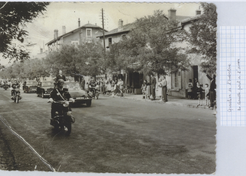 Photographie du convoi du Général de Gaulle dans les rues de Bron en 1958