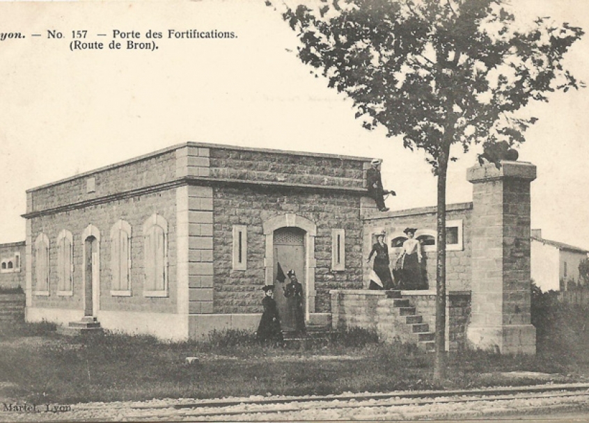 La porte de Bron à La Boutasse vers 1900-1910