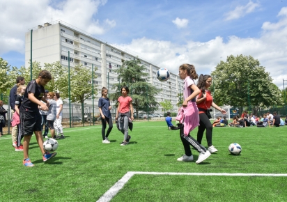 Enfants jouant au football