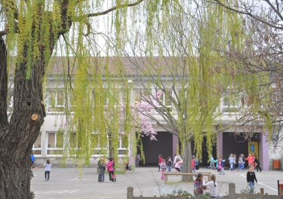 Façade et cour de récréation de l'école Alsace Lorraine