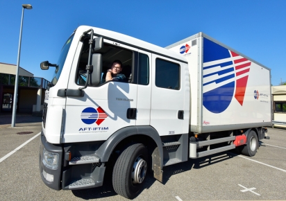 Camion et élève du lycée automobile