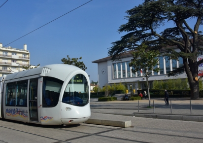 Tramway devant l'hôtel de Ville
