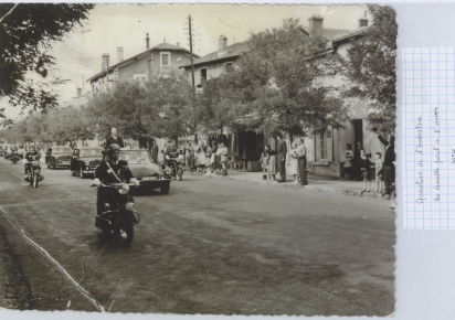 Photographie du convoi du Général de Gaulle dans les rues de Bron en 1958