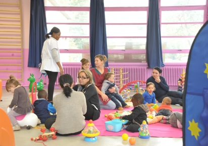 Des enfants jouants à la garderie