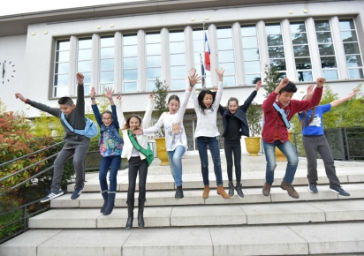 Les élus du Conseil municipal d'enfants devant l'Hôtel de Ville