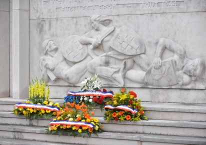Monuments aux morts de 1944 à Bron décoré de gerbes