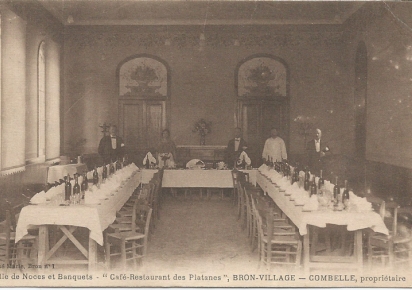 La salle de banquets du café des Platanes au village vers 1900-1910