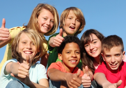 Groupe d'enfants le pouce en l'air