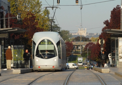Tramway dans le centre-ville de Bron