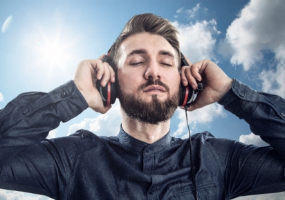 Homme avec un casque sur les oreilles