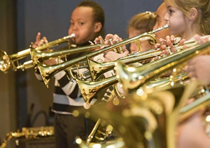 Orchestre à l'école : les élèves jouent de la trompette