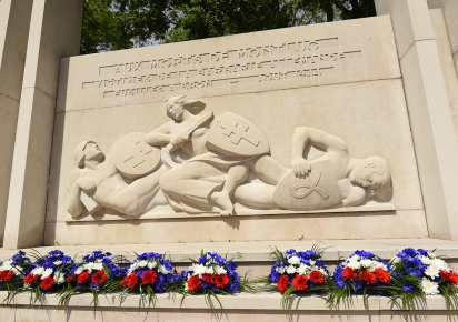 Des gerbes tricolores ont été déposées devant le Monument des Fusillés.