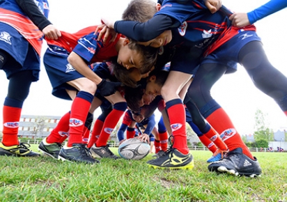 Enfants jouant au rugby