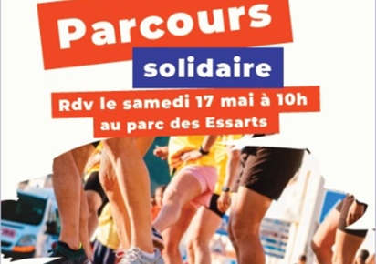Une partie de l'affiche avec les textes "Parcours solidaire, rendez-vous le samedi 17 mai à 10 h au parc des Essarts" au dessus d'une photo d'illustration de jambes de coureurs. Le fond de l'affiche est blanc et les texte blancs sur fond en rubans de couleurs orange et bleu marine