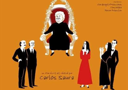 Extrait de l'affiche du film Maman a 100 ans, sur fond orange, une vieille dame assise dans un fauteuil fleuri rit tandis que trois hommes et deux femmes la regardent.